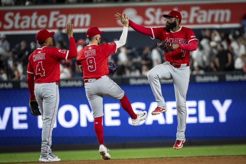 Joe Adell (derecha) y Zach Neto festejan la victoria de los Angelinos de Los Ángeles sobre los Yankees de Nueva York, el miércoles 18 de junio de 2025 (AP Foto/Angelina Katsanis)