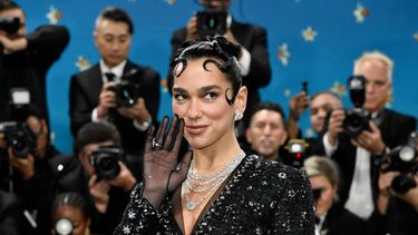 ARCHIVO - Dua Lipa asiste a la gala benéfica del Instituto del Vestido del Museo Metropolitano de Arte que celebra la inauguración de la exposición Superfine: Tailoring Black Style el lunes 5 de mayo de 2025, en Nueva York. (Foto Evan Agostini/Invision/AP, archivo)