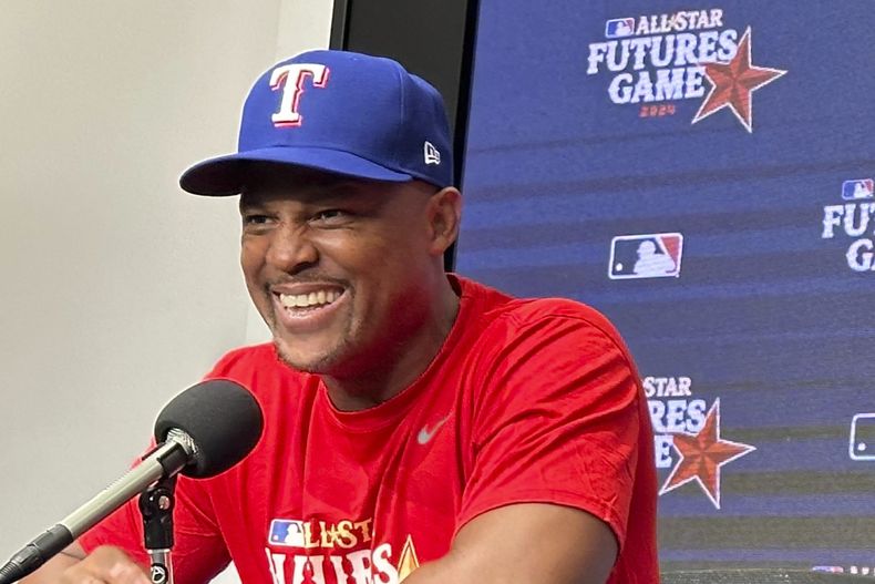 Adrián Beltré habla con reporteros el sábado 13 de julio de 2024, antes de ser el mánager en el Futures Game de la Liga Americana, en Arlington, Texas. Quien fuera tercera base de los Rangers es un embajador del Juego de Estrellas y será introducido al Salón de la Fama en Cooperstown, Nueva York el domingo 21 de julio de 2024. (AP Foto/Stephen Hawkins)