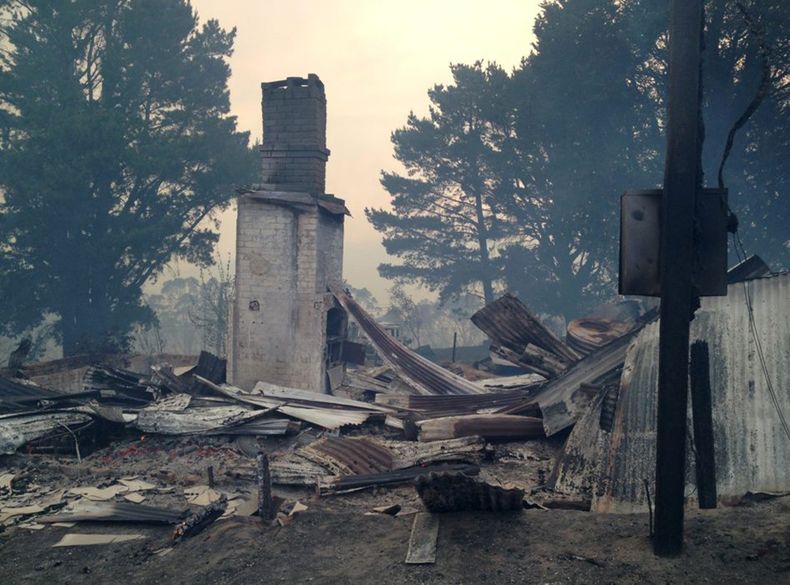 Fotograf&iacute;a proporcionada por el Servicio Rural de Bomberos de Nueva Gales del Sur muestra los restos de un edificio destruido por un incendio forestal en ese estado australiano, el jueves 17 de octubre de 2013. (Foto AP/Servicio Rural de Bomberos d