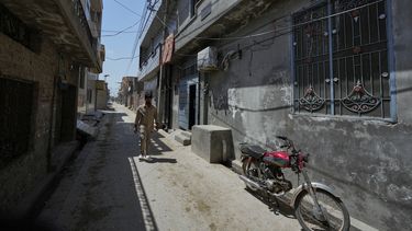 Amir Ali, que sobrevivió a un intento fallido de llegar a España por mar, camina por una calle cerca de su casa en Dera Bajwa, una localidad del distrito de Gujranwala, Pakistán, el 23 de abril de 2025. (AP Foto/Anjum Naveed)