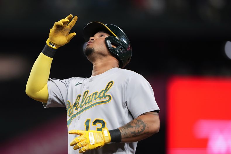 El colombiano Jordan Díaz, de los Atléticos de Oakland, festeja luego de conectar un sencillo en el encuentro ante los Marineros de Seattle, el martes 29 de agosto de 2023 (AP Foto/Lindsey Wasson)