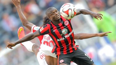 americateve | El jugador de Eintracht Frankfurt Constant Djakpa , frente, disputa el bal[o con Cauby, de Augsburgo, en un encuentro de la Bindesliga en Francfort el 14 de septiembre del 2014. (AP Foto/dpa, Fredrik von Erichsen)
