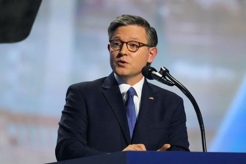 El presidente de la Cámara de Representantes, Mike Johnson, durante la Convención Republicana, el jueves 10 de septiembre de 2026, en Dallas. (AP Foto/Julio Cortez)
