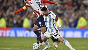 El argentino Lionel Messi pelea por el balón con el paraguayo Gustavo Gómez en el encuentro de la eliminatoria sudamericana a a Copa Mundial 2026 el jueves 12 de octubre del 2023. (AP Foto/Gustavo Garello)