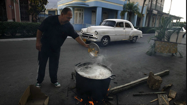 caldosas colectivas ante el hambre y los apagones en cuba