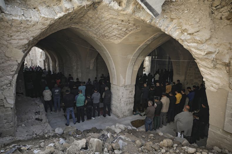 Palestinos realizan las oraciones del viernes en la Gran Mezquita Omari, que fue dañada durante la operación aérea y terrestre del ejército israelí en Ciudad de Gaza, el viernes 14 de febrero de 2025. (AP Foto/Jehad Alshrafi)