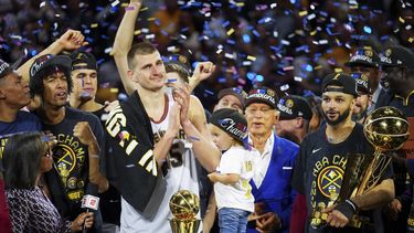 El pívot de los Nuggets de Denver Nikola Jokic celebra con sus compañeros tras ganar el campeonato de la NBA al vencer en el juego 5 de las Finales de la NBA al Heat de Miami el lunes 12 de junio del 2023. (AP Foto/Jack Dempsey)