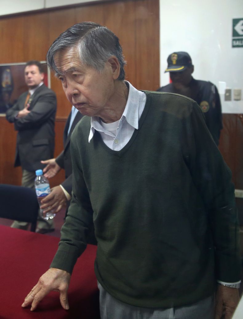 El encarcelado ex presidente de Per&uacute; Alberto Fujimori ingresa a un tribunal en Lima, Per&uacute;, el lunes 28 de octubre de 2013. Fujimori est&aacute; acusado de usar unos 43 millones de d&oacute;lares del dinero p&uacute;blico para comprar las l&i