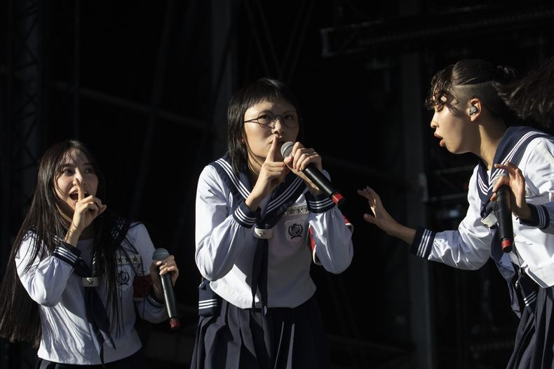 La banda japonesa Atarashii Gakko durante su concierto en el festival Corona Capital en la Ciudad de México, el sábado 18 de noviembre de 2023. (Foto AP/Alejandro Godínez)