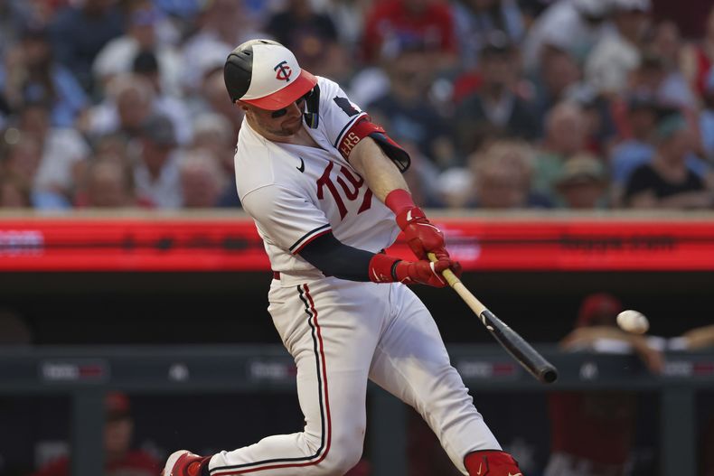 Ryan Jeffers, de los Mellizos de Minnesota, pega un jonrón en el encuentro del sábado 5 de agosto de 2023, ante los Diamondbacks de Arizona (AP Foto/Stacy Bengs)