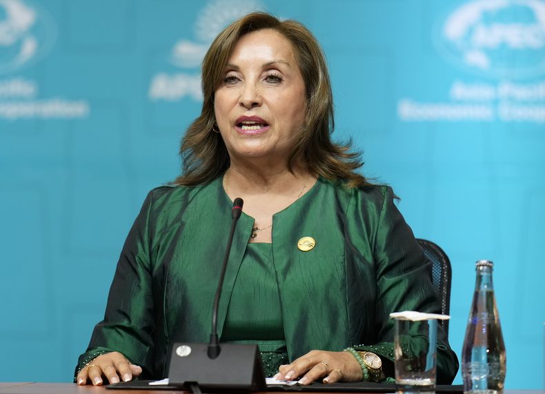 La presidenta peruana Dina Boluarte habla durante la cumbre anual de Cooperación Económica Asia Pacífico, el sábado 16 de noviembre de 2024, en Lima, Perú. (Foto AP/Fernando Vergara)