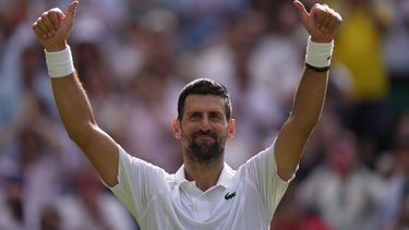 El serbio Novak Djokovic felebra al vencer al ruso Roman Saffiulin en la cuarta ronda de Wimbledon el domingo 5 de julio del 2026. (AP Foto/Brian Inganga)