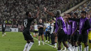 El brasileño Jeffinho festeja con sus compañeros tras anotar ante Universitario de Perú en la Copa Libertadores, el jueves 16 de mayo de 2024 (AP Foto/Martín Mejía)