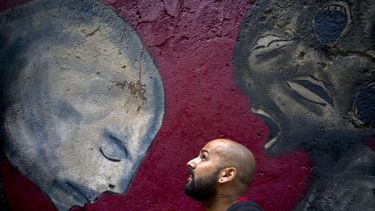 Exigen a grafitero cubano borrar sus enormes murales