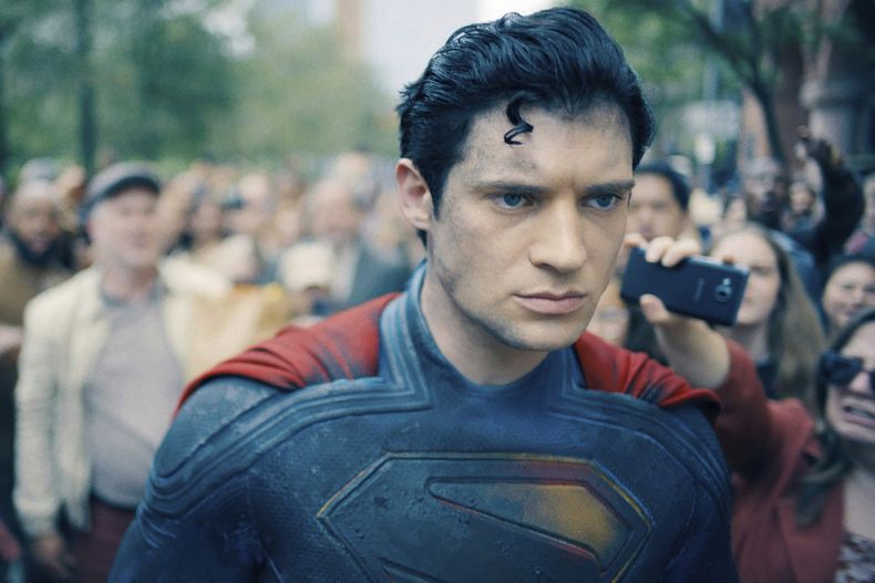 Esta imagen publicada por Warner Bros. Pictures muestra a David Corenswet en una escena de Superman. (Warner Bros. Pictures via AP)