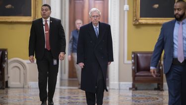 El líder de la minoría en el Senado, el republicano Mitch McConnell, al centro, llega al Capitolio el domingo 11 de febrero de 2024, en Washington. (AP Foto/J. Scott Applewhite)