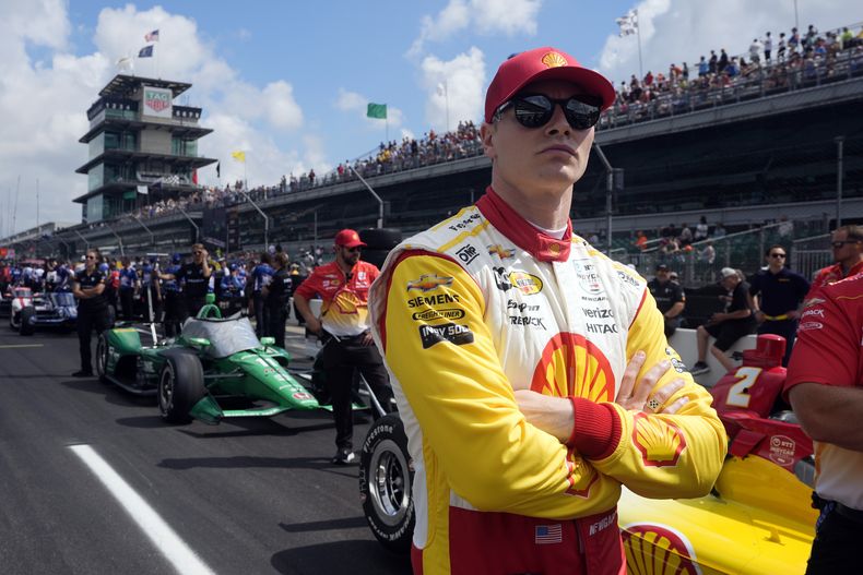 Josef Newgarden espera antes de poder conducir en la calificación a las 500 Millas de Indianápolis en el Indianapolis Motor Speedway el sábado 18 de mayo del 2024. (AP Foto/Darron Cummings)