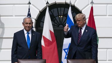 ARCHIVO - El primer ministro israelí, Benjamin Netanyahu, a la izquierda, y el presidente de Estados Unidos, Donald Trump, se preparan para marcharse tras la ceremonia de firmas de los Acuerdos de Abraham en el jardín sur de la Casa Blanca, el 15 de septiembre de 2020 en Washington. (AP Foto/Alex Brandon, Archivo)