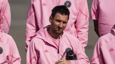 El argentino Lionel Messi, del Inter Miami, posa para una foto tras su llegada al Aeropuerto Internacional de Hong kong, el viernes 2 de febrero de 2024 (AP Foto/Louise Delmotte)