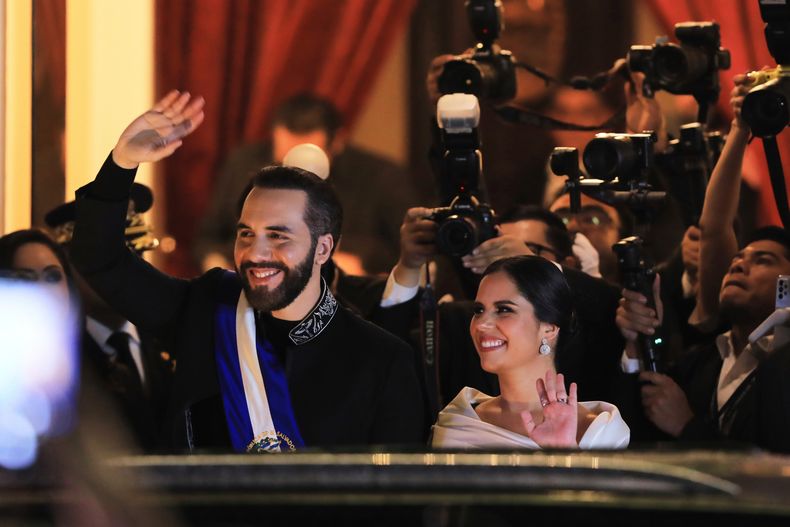 ARCHIVO - El presidente de El Salvador, Nayib Bukele, a la izquierda, saluda junto a la primera dama Gabriela Bukele después de pronunciar su discurso anual ante el Congreso en el Teatro Nacional de San Salvador, El Salvador, el 1 de junio de 2025. (Foto AP/Salvador Meléndez, Archivo)