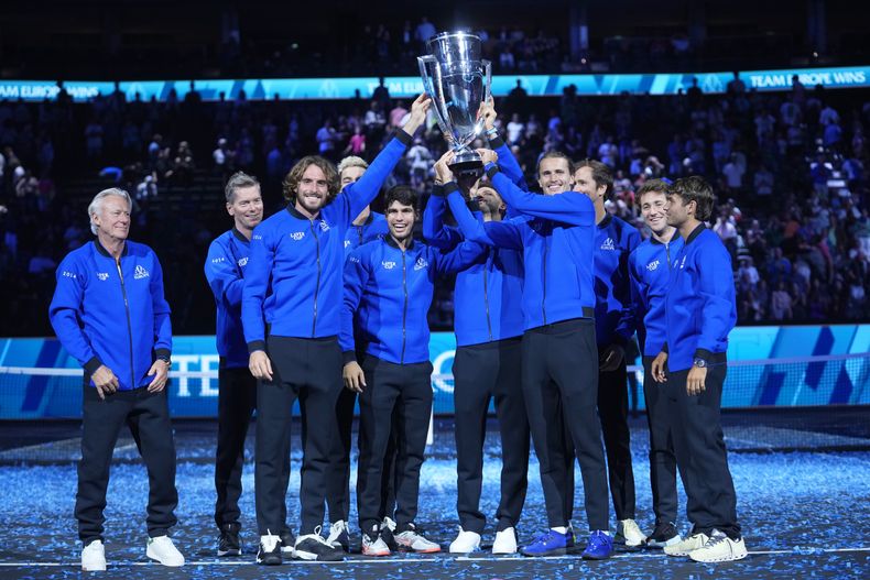 El equipo Europa celebra después de derrotar al equipo del Mundo para alzar la Laver Cup de tenis, e la Arena Uber, en Berlín, Alemania, el domingo 22 de septiembre de 2024. (AP Foto/Ebrahim Noroozi)
