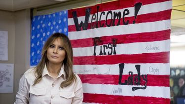 Melania Trump visita a militares en hospital en Washington