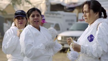 En esta imagen proporcionada por Pimienta Films mujeres buscando a sus familiares desaparecidos en el documental Volverte a ver de la directora Carolina Corral. (Pimienta Films vía AP)