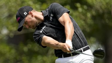 Wyndham Clark realiza su tiro de salida al hoyo 11 durante una práctica para el US Open en Pinehurst, Carolina del Norte, el lunes 10 de junio de 2024 (AP Foto/Matt York)