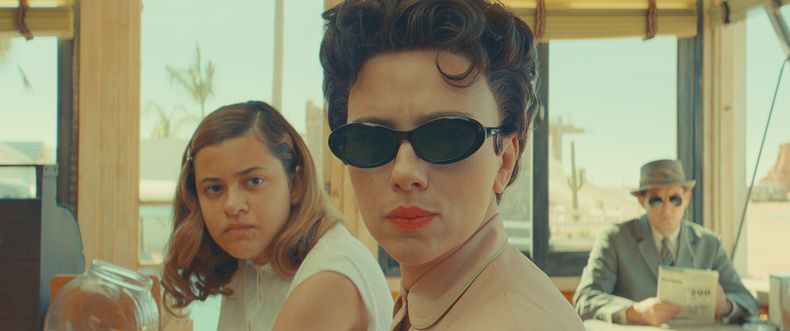 En esta imagen proporcionada por Focus Features, Grace Edwards, de izquierda a derecha, Scarlett Johansson y Damien Bonnaro en una escena de Asteroid City. (Focus Features vía AP)