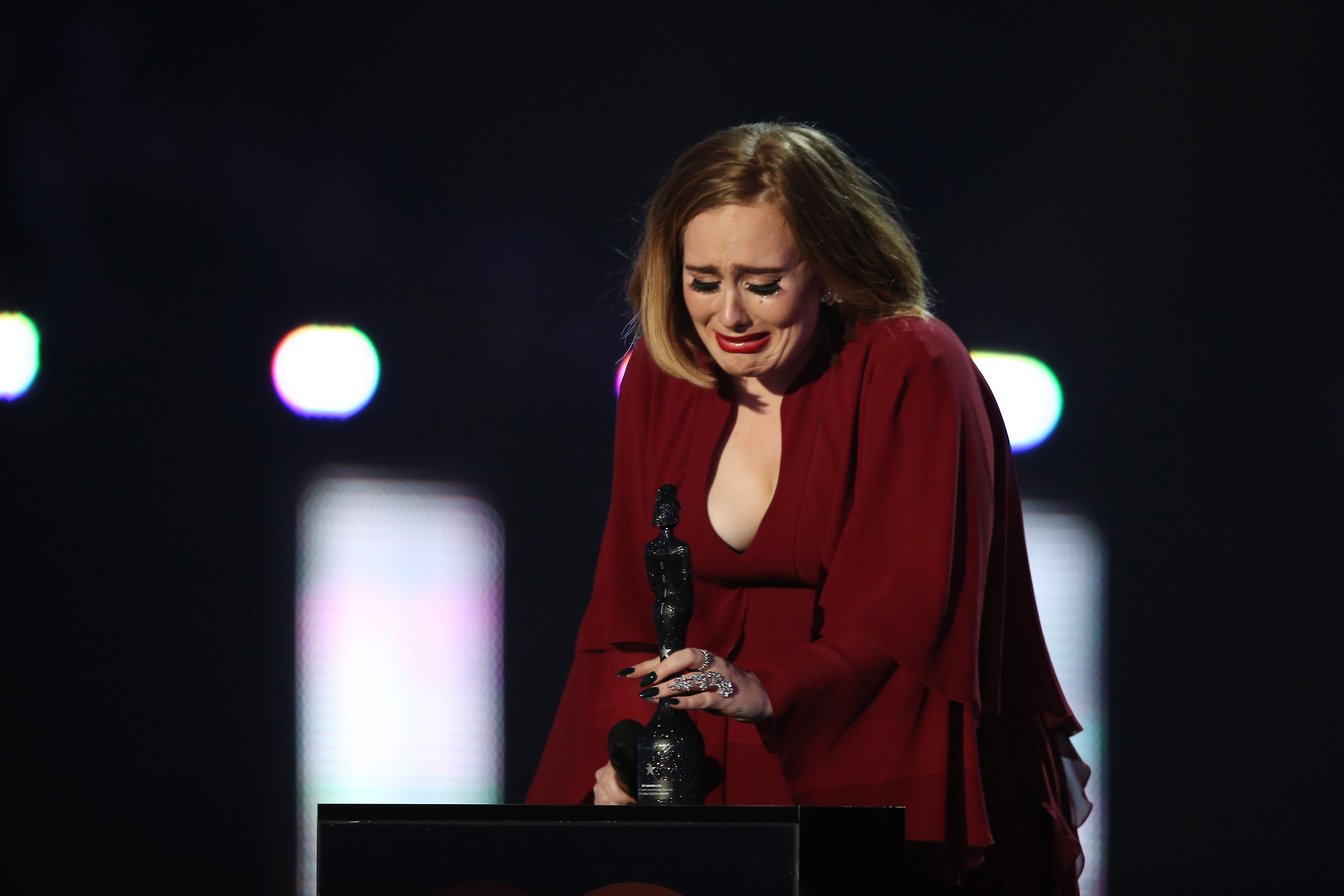 Adele se emociona en los Premios Brit