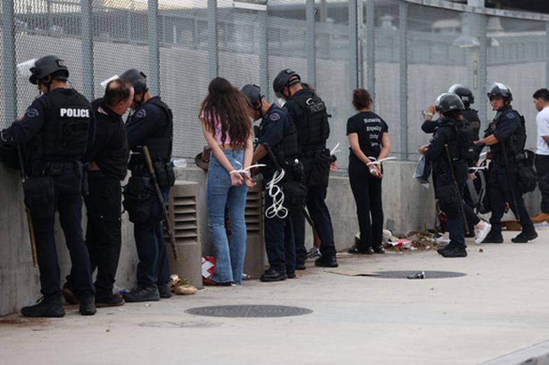 La policía arresta a manifestantes en el centro de Los Ángeles tras una protesta “No Kings” (“Sin Reyes”) el sábado 28 de marzo de 2026. (Foto AP/Jill Connelly)