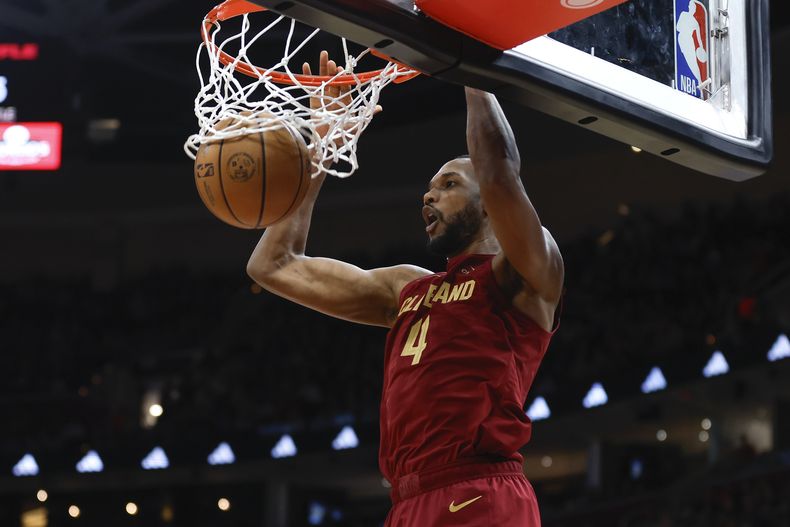 Evan Mobley, de los Cavaliers de Cleveland, clava el balón en contra de los Hornets de Charlotte durante la primera mitar del juego de baloncesto de la NBA, el lunes 25 de marzo de 2024, en Cleveland. (AP Foto/Ron Schwane)