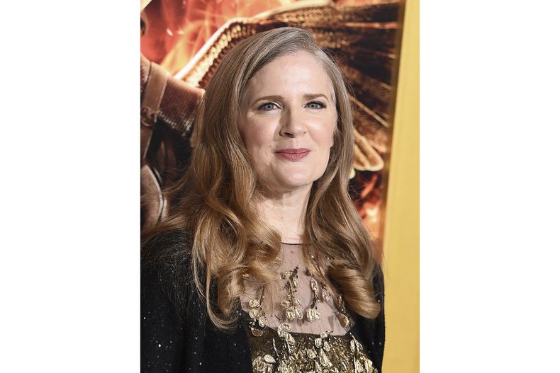 ARCHIVO - Suzanne Collins llega a la premiere en Los Angeles de The Hunger Games: Mockingjay - Part 1 en el Teatro Nokia L.A. Live el 17 de noviembre de 2014. Collins publicará una nueva novela de The Hunger Games. Scholastic anunció el jueves que Sunrise on the Reaping será publicada el 18 de marzo de 2025. (Foto Jordan Strauss/Invision/AP, archivo)