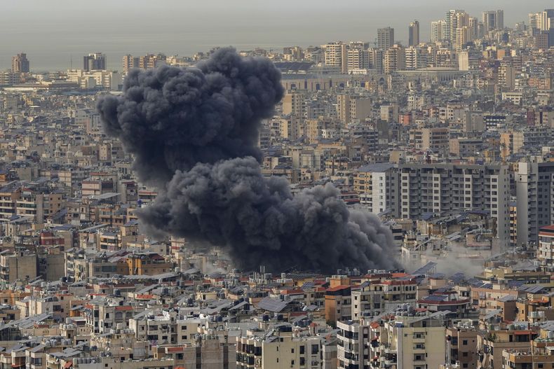 Una columna de humo se eleva tras un ataque israelí en Dahiyeh, en el suburbio del sur de Beirut, Líbano, el viernes 28 de marzo de 2025. (AP Foto/Hassan Ammar)