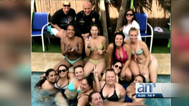 el jefe de la policia en coral gables posa sonriente con 14 mujeres en bikinis