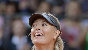 americateve | Maria Sharapova celebra tras vencer Ana Ivanovic en la final del torneo de Stuttgart el domingo 27 de abril de 2014. (AP Foto/dpa, Bernd Weissbrod)