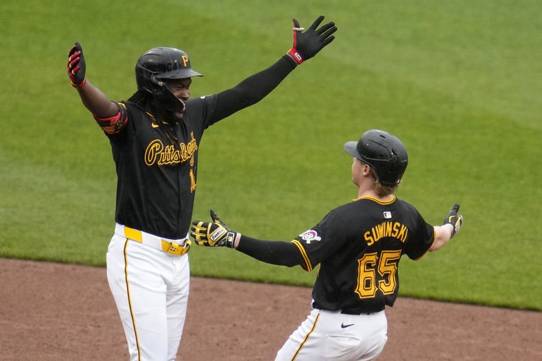 Jack Suwinski (65) celebra con Oneil Cruz tras remolcar la carrera de la victoria 1-0 ante los Rockies de Colorado, el sábado 4 de mayo de 2024. (AP Foto/Gene J. Puskar)