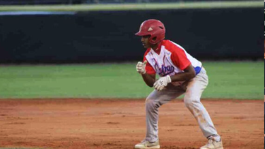 uno de los mejores prospectos del beisbol cubano abandona la isla con apenas 14 anos
