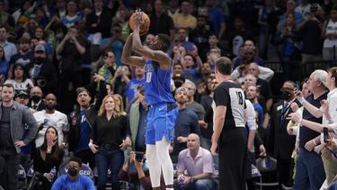 Mavericks remontan déficit de 19 puntos y vencen a Kings