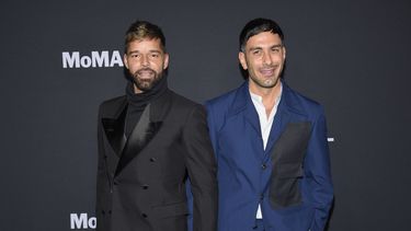 ARCHIVO - Ricky Martin, izquierda, y su esposo Jwan Yosef asisten a la gala MoMA Film Benefit presentada por Chanel en honor a Penélope Cruz en el Museo de Arte Moderno el 14 de diciembre de 2021, en Nueva York. Martin y Yosef anunciaron su separación el 6 de julio de 2023 tras seis años de matrimonio. (Foto Evan Agostini/Invision/AP, archivo)