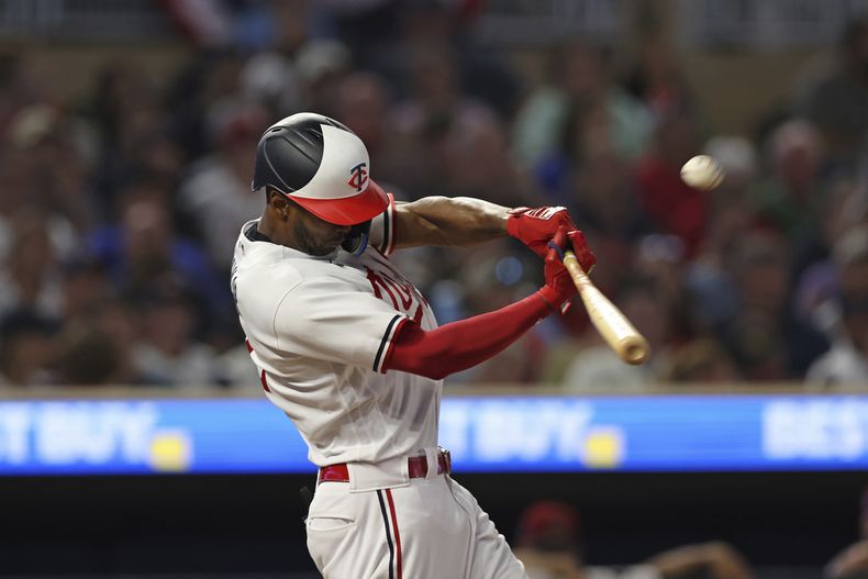 Michael A. Taylor, de los Mellizos de Minnesota, conecta un jonrón en el juego del viernes 4 de agosto de 2023, ante los Diamondbacks de Arizona (AP Foto/Stacy Bengs)
