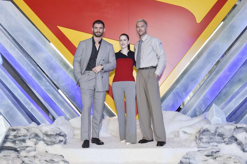 David Corenswet, de izquierda a derecha, Rachel Brosnahan y Nicholas Hoult asisten a una sesión fotográfica para Superman el sábado 28 de junio de 2025, en Los Ángeles. (Foto Richard Shotwell/Invision/AP)