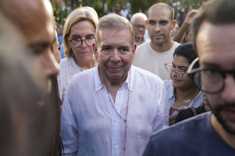 ARCHIVO - El candidato presidencial de la oposición venezolana, Edmundo González, asiste a un evento de campaña antes de las elecciones en Caracas, Venezuela, el 13 de junio de 2024. (AP Foto/Ariana Cubillos, Archivo)