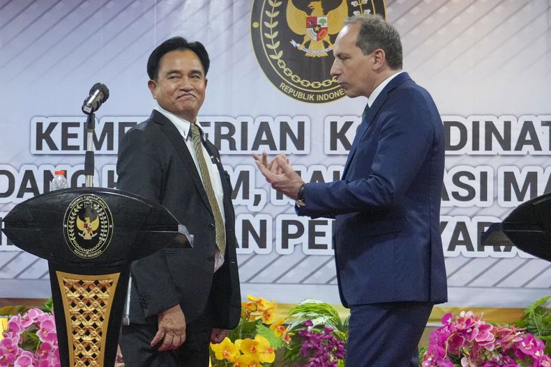 El embajador francés en Indonesia, Fabien Penone, derecha, habla con el ministro coordinador de Asuntos Legales, Derechos Humanos, Inmigración y Correccionales, Yusril Ihza Mahendra, en una conferencia de prensa sobre un acuerdo para repatriar a Serge Atlaoui, un francés enfermo que estaba en el corredor de la muerte por delitos relacionados con drogas, en Yakarta, Indonesia, el viernes 24 de enero de 2025. (AP Foto/Tatan Syuflana)