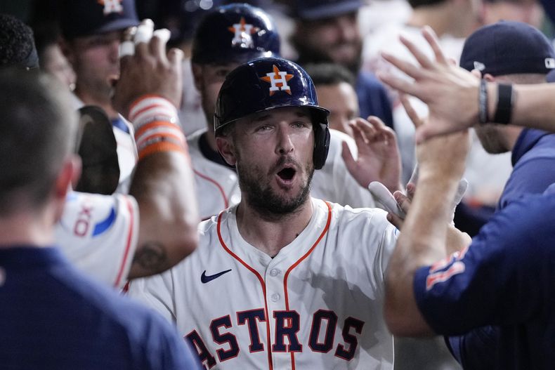 Alex Bregman, de los Astros de Houston, es felicitado en la cueva luego de batear un jonrón en el duelo del martes 9 de julio de 2024, ante los Marlins de Miami (AP Foto/Kevin M. Cox)