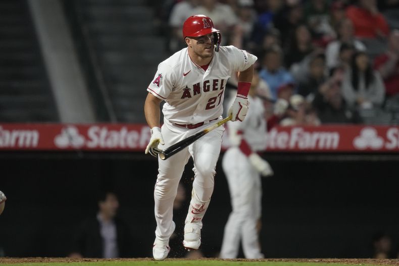 Mike Trout, de los Angelinos de Los Ángeles, batea un jonrón en el encuentro ante los Medias Rojas de Boston, el martes 23 de mayo de 2023 (AP Foto/Ashley Landis)