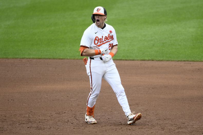 Kyle Stowers de los Orioles de Baltimore tras batear un doble ante los Medias Rojas de Boston, el lunes 27 de mayo de 2024. (AP Foto/Nick Wass)