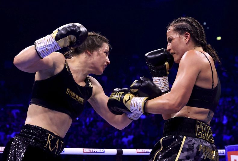 Katie Taylor lanza un golpe a Chantelle Cameron durante su combate en la 3Arena de Dublín, el sábado 25 de noviembre de 2023 (Liam McBurney/PA via AP)