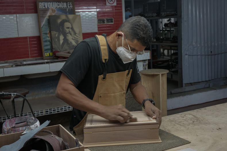 Un artesano construye un humidificador de cigarros en el Taller de Creación de Arte Humidores Habana en La Habana, Cuba, el miércoles 19 de febrero de 2025. (AP Foto/Ramón Espinosa)